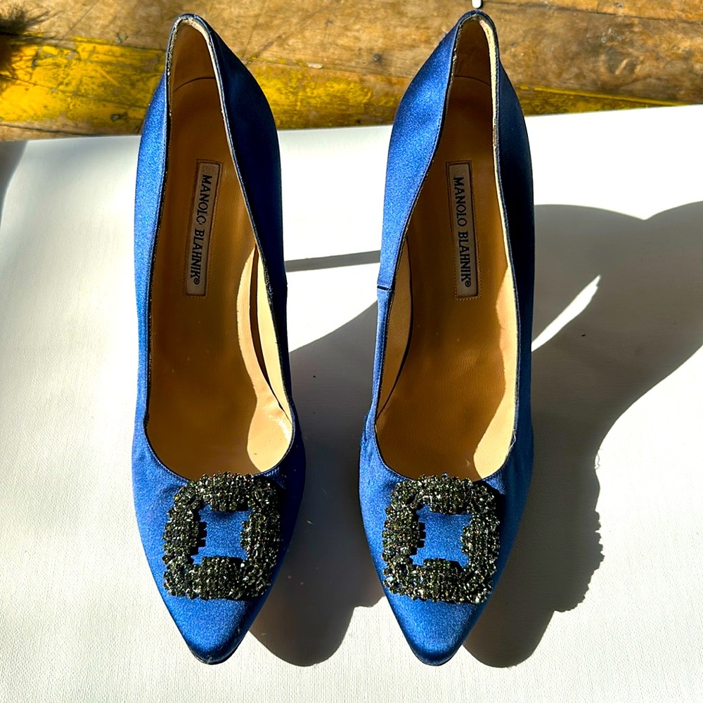 Manolo Blahnik
Hangisi crystal-embellished pumps